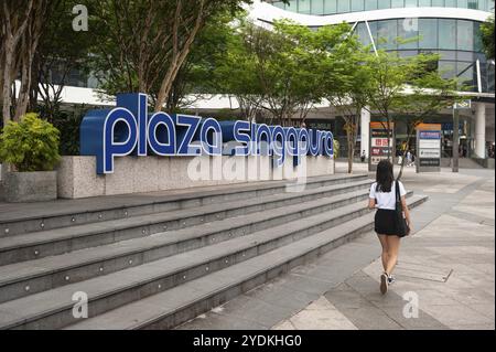 06.03.2020, Singapour, République de Singapour, Asie, Une femme passe devant le panneau du centre commercial Plaza Singapura, Asie Banque D'Images