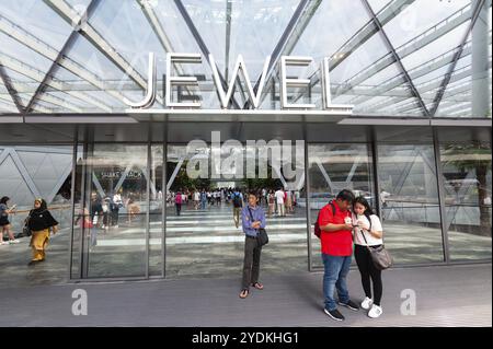 28.04.2019, Singapour, République de Singapour, Asie, les gens à l'entrée du nouveau terminal Jewel à l'aéroport international de Changi. Le design vient Banque D'Images