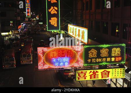 11.10.2014, Hong Kong, République populaire de Chine, Asie, des enseignes colorées au néon illuminent une rue dans le quartier ouvrier de Kowloon de Mong Kok, ASI Banque D'Images