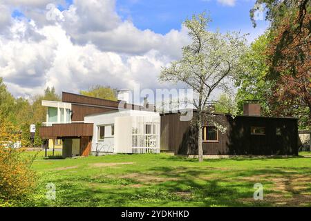 Villa Skeppet, une maison conçue par Alvar Aalto en 1969-70 pour ses amis Christine et Goeran Schildt. Vue de la rue. Raseborg, Finlande. Mai 2022 Banque D'Images