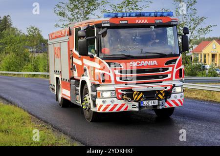 Scania Saurus Fire Engine du service de secours Pirkanmaa sur la route par une journée ensoleillée de l'été. Akaa, Finlande. 12 août 2021 Banque D'Images