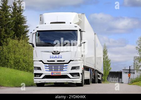 Camion MAN TGX 26,510 blanc neuf devant une remorque réfrigérée garée sur une cour asphaltée. Salo, Finlande. 29 mai 2022 Banque D'Images