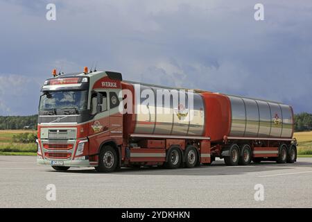 SALO, FINLANDE, 7 AOÛT 2016 : camion-citerne Volvo FH 500 coloré de Johns Rasmussen, Danemark garé sur la cour asphaltée d'un arrêt de camion pittoresque dans le Sud Banque D'Images