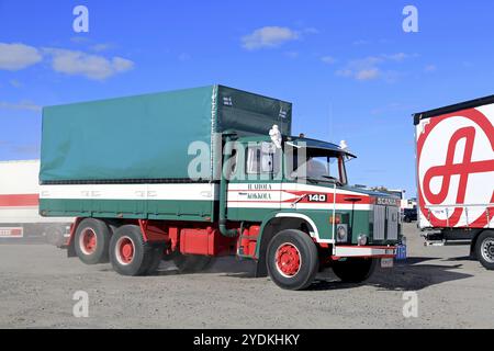 NAANTALI, FINLANDE, le 16 SEPTEMBRE 2016 : Ahola transport présente le premier camion cargo de la société, le Scania LS 140, lors de l'Open Door Event à Naantal Banque D'Images