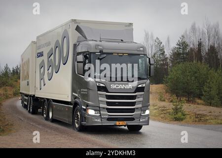 LOHJA, FINLANDE, le 24 NOVEMBRE 2016 : la nouvelle combinaison de camions-remorques Scania R500 de nouvelle génération sur la route un jour de pluie en novembre. Scania Oy présente Banque D'Images