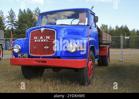 HYVINKAA, FINLANDE ? 11 SEPTEMBRE 2015 : Nostalgic Blue and Red MAN 415 L1A 4x4 Truck année 1961 exposé au MAXPO 2015 Banque D'Images