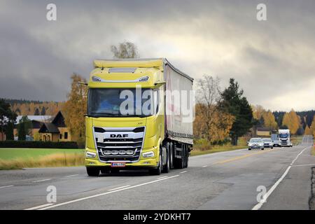 Le nouveau camion DAF XG 530 jaune tire une semi-remorque dans la circulation routière par un jour nuageux de l'automne. Copier l'espace. Salo, Finlande. 13 octobre 2022 Banque D'Images