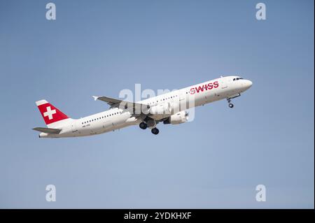 04.06.2023, Berlin, Allemagne, Europe, Un appareil de transport de passagers A321-100 de Swiss Airlines immatriculé HB-IOD décollant de Berlin Brandenburg Ber Banque D'Images