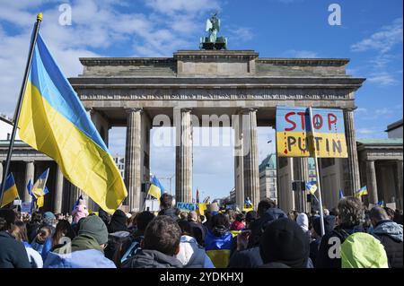 24.02.2024, Berlin, Allemagne, Europe, environ 2000 personnes participent à un rassemblement de protestation pro-ukrainien pacifique pour marquer le deuxième anniversaire de la Russ Banque D'Images