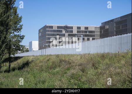 06.09.2023, Berlin, Allemagne, Europe, vue de la ceinture verte du Suedpanke à l'arrière du bâtiment principal du siège de la Federal Int Banque D'Images