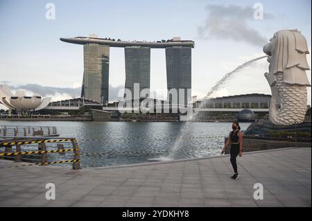 28.05.2020, Singapour, République de Singapour, Asie, Une femme marche le long des rives de la rivière Singapour pendant le confinement dans la mer déserte Banque D'Images