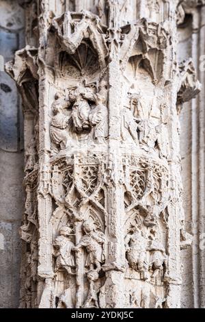 Détail sur la façade de la belle cathédrale de Rouen aussi appelée cathédrale notre-Dame, de style gothique, richement décorée, Rouen, Normandie, France Banque D'Images