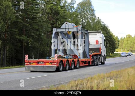 Le camion blanc Volvo FH transporte des charges surdimensionnées sur une remorque le long de la route 25 en été. Raasepori, Finlande. 5 juillet 2019 Banque D'Images