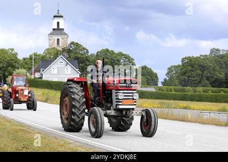 Kimito, Finlande. 6 juillet 2019. Un jeune homme conduit le tracteur Massey Ferguson 178 Multi-Power sur le Kimito Tractorkavalkad, exposition et défilé de tracteurs anciens Banque D'Images