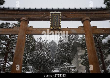 27.12.2017, Takayama, Gifu, Japon, Asie, un portail torii en bois marque l'entrée du sanctuaire shinto Sakurayama Hachimangu, en Asie Banque D'Images