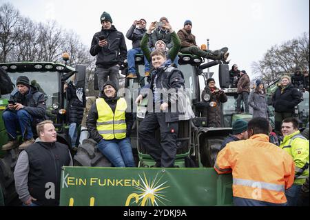 18.12.2023, Berlin, Allemagne, Europe, plusieurs milliers de fermiers manifestent avec leurs tracteurs devant le Tor Tor de Brandebourg dans la capitale à nouveau Banque D'Images