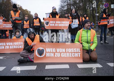 25.11.2023, Berlin, Allemagne, Europe, des centaines de manifestants du mouvement pour la protection du climat, Europe Banque D'Images