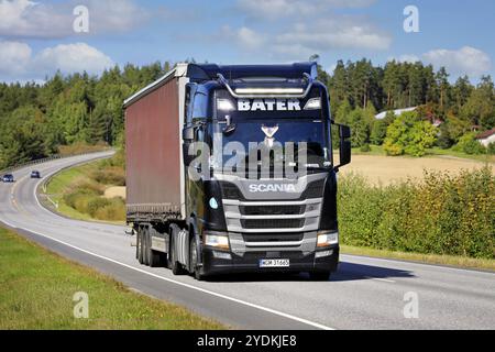 Noir Scania R500 semi-remorque camion Bater, plaques de Pologne, sur la route en automne avec des phares lumineux allumés brièvement. Salo, Finlande. 10 septembre 2021 Banque D'Images