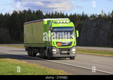 PAIMIO, FINLANDE, le 30 SEPTEMBRE 2016 : le camion cargo vert lime MAN TGX 28,520 clignote brièvement sur les feux de route lumineux lorsqu'il se déplace sur l'autoroute au sud de fin Banque D'Images