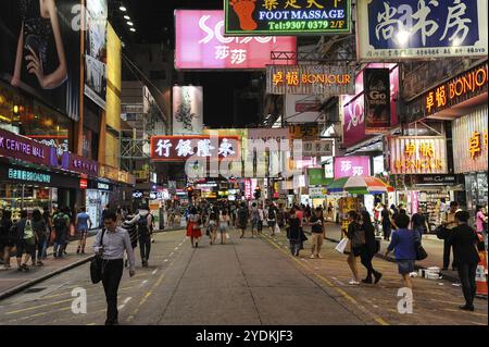 08.10.2014, Hong Kong, RAS, République populaire de Chine, Asie, piétons et enseignes colorées au néon dans une rue commerçante du quartier ouvrier de Kowloon Banque D'Images