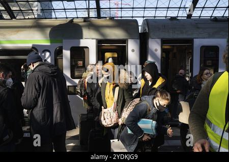 10.03.2022, Berlin, Allemagne, Europe, les réfugiés de guerre d'Ukraine descendent d'un train de Varsovie à leur arrivée à la gare centrale de Berlin après avoir fui wa Banque D'Images