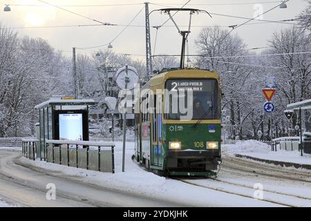 Helsinki, Finlande, le 9 janvier 2019 : le tramway vert HSL n° 2 s'arrête un jour d'hiver avec de légères chutes de neige à Helsinki, en Europe Banque D'Images