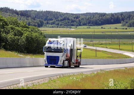 Salo, Finlande. 29 juin 2019. Paysage routier d'été avec une charge exceptionnelle d'équipement industriel par semi-remorque Volvo FH de transport Hosike Oy Banque D'Images