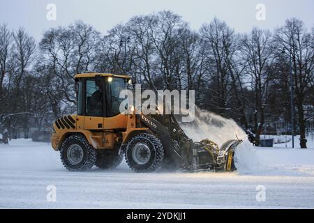 SALO, FINLANDE, 24 FÉVRIER 2017 : déneigement avec une chargeuse sur pneus compacte Volvo L35B équipée d'un chasse-neige lors d'une soirée d'hiver dans le sud de la Finlande Banque D'Images