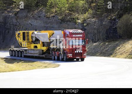 Red Scania Truck Lavettikuljetus Alanne Oy tire Keestrack B5 Jaw Crusher sur semi-remorque à plateau bas. Charge large. Forssa, Finlande. 29 avril 2021 Banque D'Images