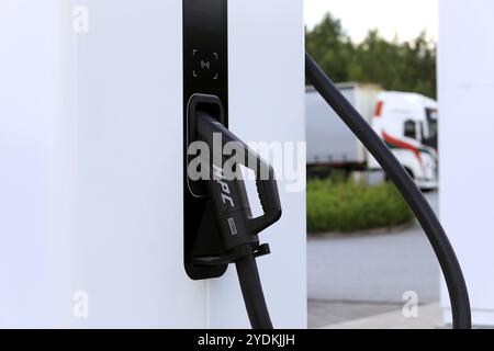 CCS, prise ou connecteur du système de charge combiné sur l'unité de charge haute puissance IONITY (HPC) pour véhicules électriques. Paimio, Finlande. 28 juin 2020 Banque D'Images