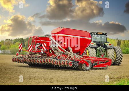 Machine de semis et de plantation Horsch Pronto 6 DC et tracteur John Deere dans le champ sous un beau ciel. Vue arrière. Salo, Finlande. 16 mai 2021 Banque D'Images