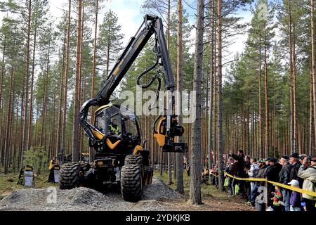 JAMSA, FINLANDE, le 2 SEPTEMBRE 2016 : L'opérateur d'abatteuse forestière Ponsse montre la tête d'abattage H7 Scorpion King aux téléspectateurs intéressés dans une démonstration de travail Banque D'Images