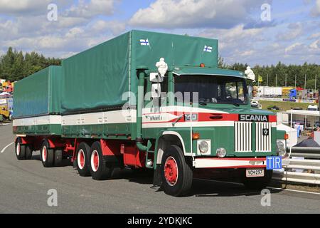 HAMEENLINNA, FINLANDE, le 16 JUILLET 2016 : le premier camion cargo d'Ahola transport, Scania LS 140 année 1975 et remorque, exposé sur le Tawastia annuel Banque D'Images