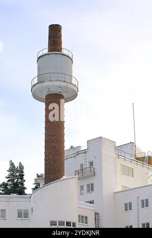 Sanatorium Paimio, cheminée sur l'aile de maintenance. Conçu par l'architecte finlandais Alvar Aalto, achevé en 1933. Paimio, Finlande. 19 janvier 2019 Banque D'Images