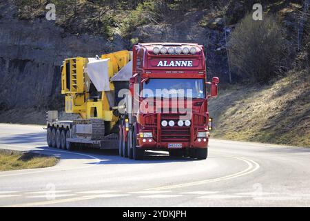 Red Scania Truck Lavettikuljetus Alanne Oy tire Keestrack B5 Jaw Crusher sur semi-remorque à plateau bas. Charge large. Forssa, Finlande. 29 avril 2021 Banque D'Images