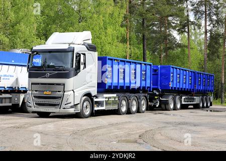 Raasepori, Finlande. 27 mai 2021. Nouveau chariot à crochet Volvo FH 500TC Pro devant 3 plates-formes démontables. Volvo Trucks présente sa nouvelle gamme de camions Banque D'Images