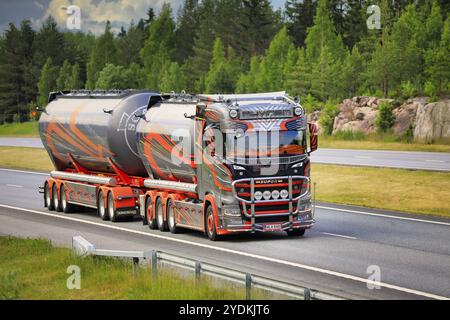 Camion SCANIA S650 2019 Kuljetus Auvinen Oy pour le transport en vrac livrant des charges sur autoroute un jour d'été. Salo, Finlande. 16 juin 2020 Banque D'Images