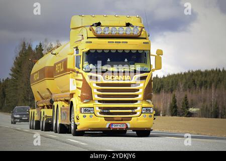 JOKIOINEN, FINLANDE, 23 AVRIL 2017 : camion de transport en vrac SCANIA R520 personnalisé de Kuljetusliike Pietila Oy de livrée jaune et brune se déplace le long de Hig Banque D'Images