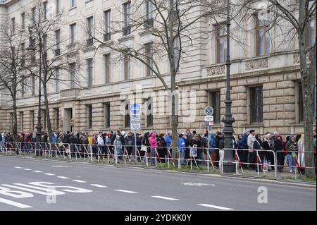 17.03.2024, Berlin, Allemagne, Europe, citoyens russes faisant la queue devant l'ambassade de Russie sur Unter den Linden dans le quartier de Mitte à Berlin. Ci-contre Banque D'Images