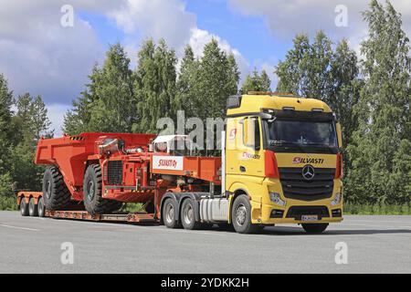 LEMPAALA, FINLANDE, 6 JUILLET 2017 : transport du camion souterrain Sandvik TH550 par Silvasti Heavy Mercedes-Benz Actros 3351 sur le chantier asphalté d'un tru Banque D'Images