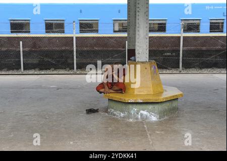 04.08.2013, Yangon, Myanmar, Asie, Un moine bouddhiste attend le train sur un quai de la gare principale, Asie Banque D'Images