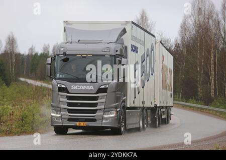 LOHJA, FINLANDE, le 24 NOVEMBRE 2016 : la nouvelle combinaison de camions-remorques Scania R500 de nouvelle génération sur la route un jour de pluie en novembre. Scania Oy présente Banque D'Images