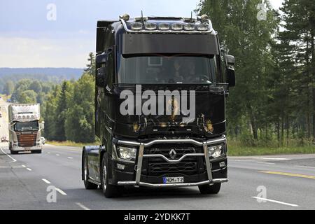 IKAALINEN, FINLANDE, le 10 AOÛT 2017 : Renault Trucks T Ghostrider participe au convoi de camions à l'événement annuel du camion Power Truck Show 2017 in Banque D'Images