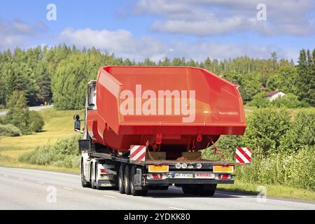 Le camion Scania R580 transporte des bennes basculantes de camion minier sur une remorque à plateau Koegel comme charge exceptionnelle, vue arrière. Salo, Finlande. 9 août 2023 Banque D'Images