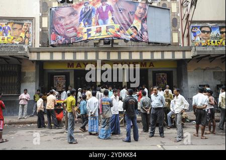 20.02.2011, Kolkata, Bengale occidental, Inde, Asie, un grand groupe d'Indiens attendant devant l'entrée d'un cinéma pour entrer, en Asie Banque D'Images