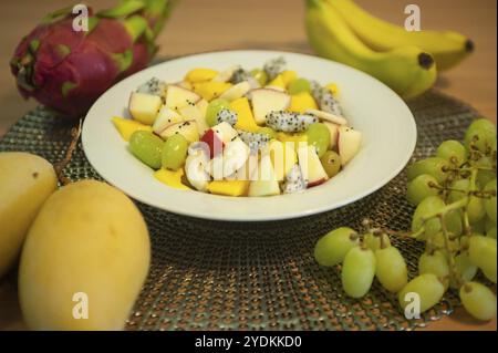 07.04.2019, Singapour, République de Singapour, Asie, salade de fruits fraîchement préparés avec mangue, banane, raisins verts, pomme et fruit du dragon, Asie Banque D'Images