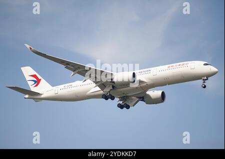 26.07.2023, Singapour, République de Singapour, Asie, Un Airbus A350-900 de China Eastern Airlines de passagers immatriculé B-329E, en approche de C. Banque D'Images