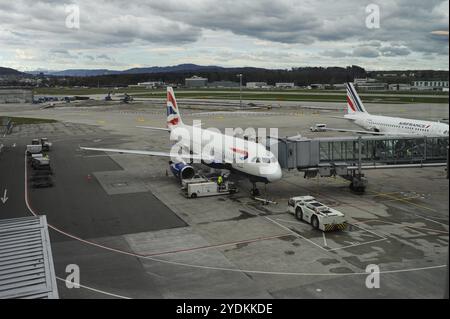 31.03.2015, Zurich, Suisse, Europe, avions passagers des compagnies aériennes British Airways et Air France à l'aéroport de Zurich-Kloten, Europe Banque D'Images