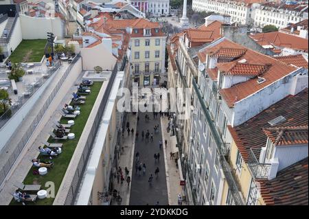 11.06.2018, Lisbonne, Portugal, Europe, vue d'en haut de la zone piétonne Rua do Carmo dans le centre historique Baixa de la capitale portugaise, Euro Banque D'Images