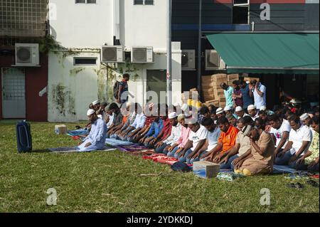 02.06.2019, Singapour, République de Singapour, Asie, des hommes musulmans prient sur une pelouse dans la petite Inde pendant le Ramadan, Asie Banque D'Images